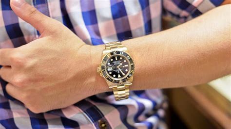 l'abbraccio non è sincero via rolex da 4.500 euro|L’abbraccio non è sincero: via Rolex da 4.500 euro.